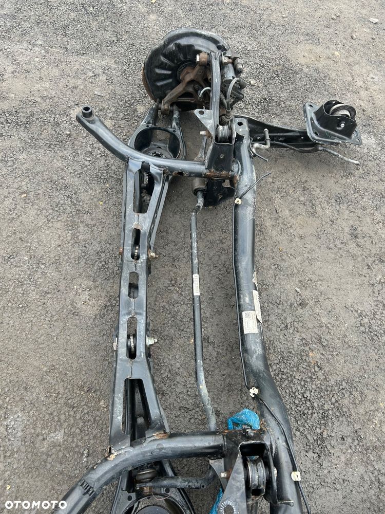 Volkswagen Sportsvan zawieszenie tylne kompletne belka ośka tył zwrotnice bez rdzy - 7