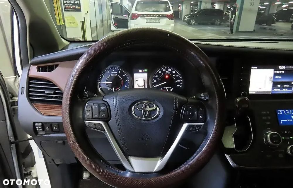 Toyota Sienna - 6