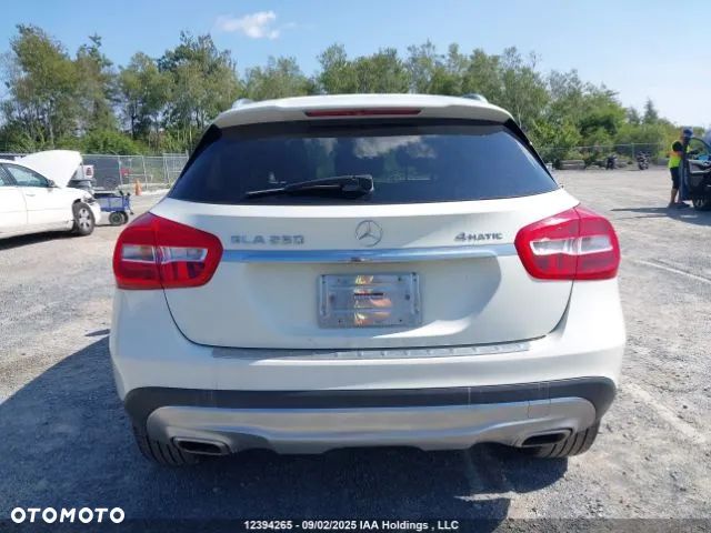 Mercedes-Benz GLA 250 4Matic 7G-DCT - 16