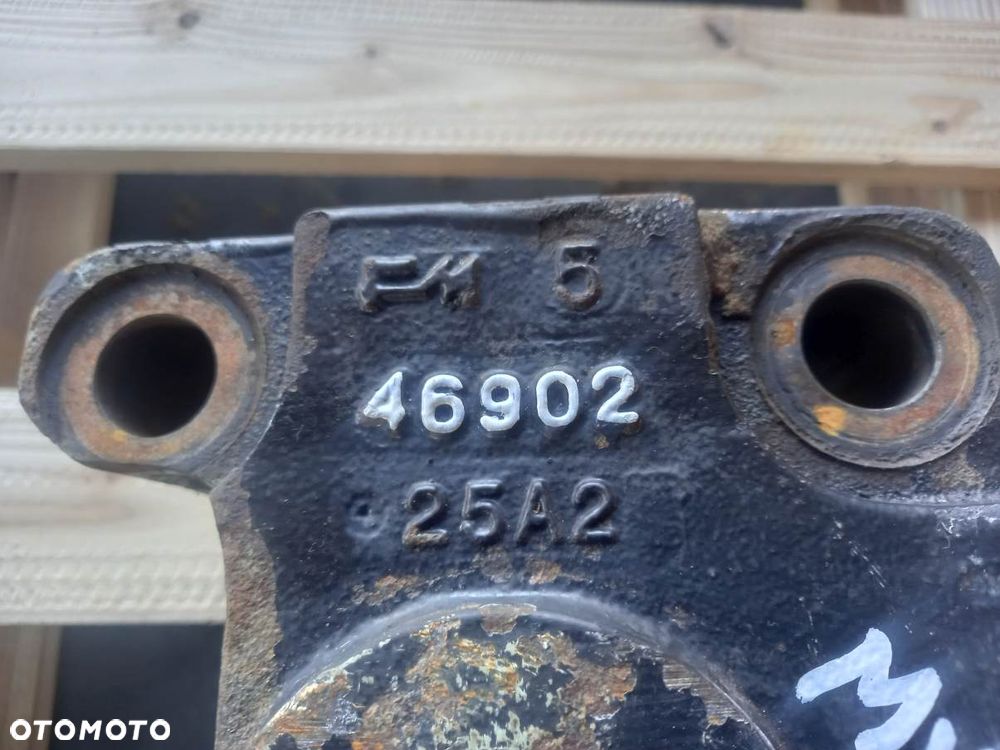 Elementy amortyzacji przedniej osi Case MXM155 - 9