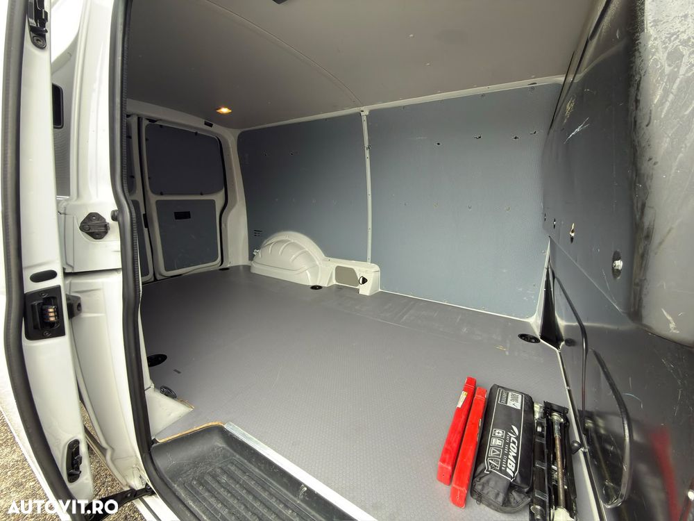 Volkswagen Transporter - 11
