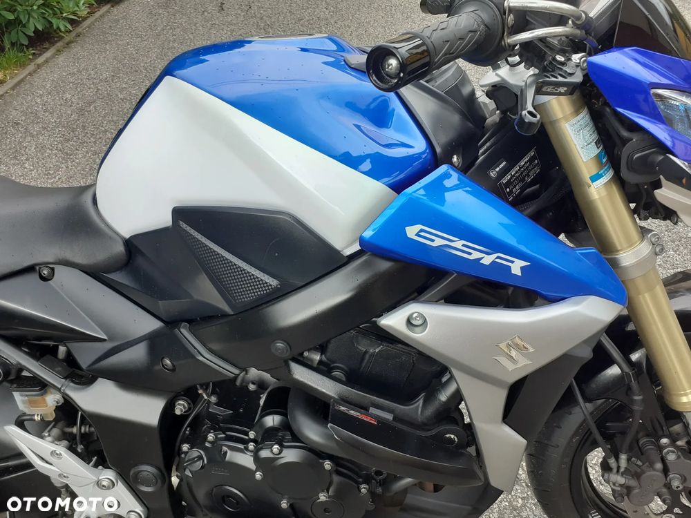 Suzuki GSR - 14