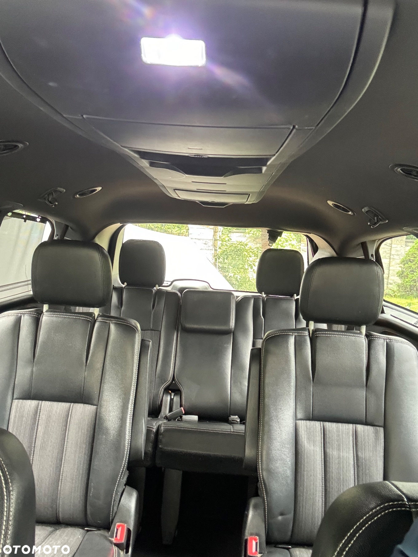 Chrysler Town & Country - 10