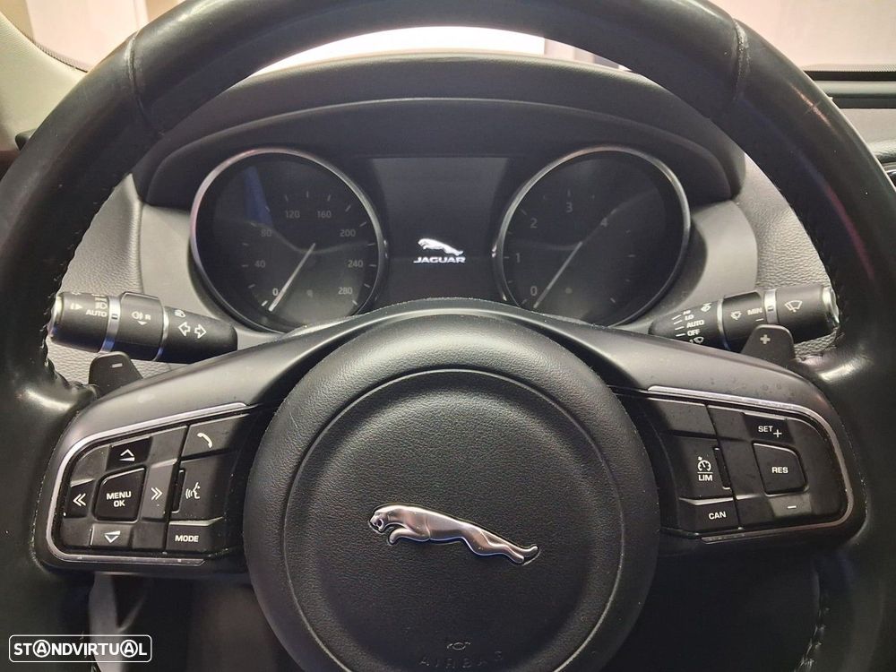 Jaguar XE 2.0 D Prestige Aut. — fotografia 12