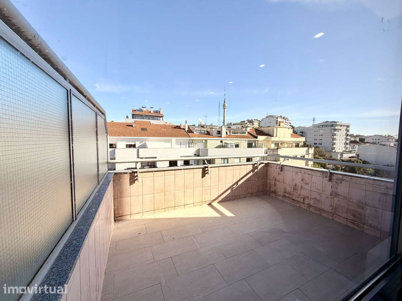 T0 com Terraço e Ar Condicionado – Junto ao Metro de Santo Ovídio - Grande imagem: 4/15