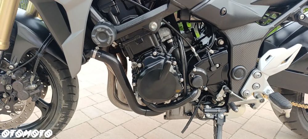 Suzuki GSR - 36