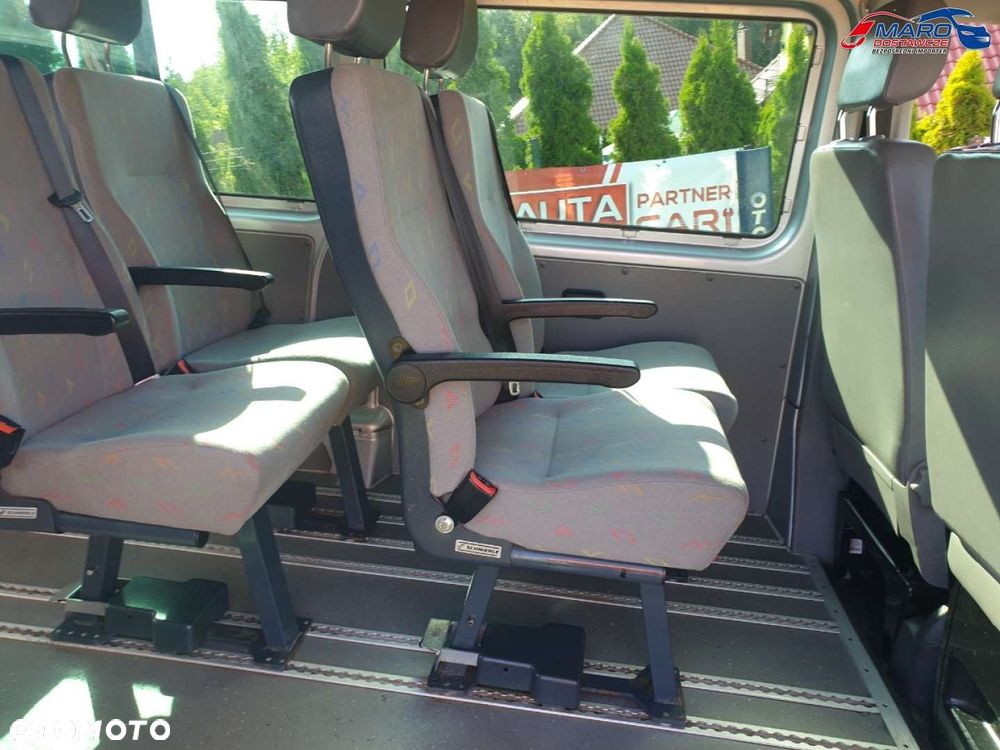 Volkswagen T5 LONG 9 OSÓB Z WINDĄ DLA NIEPEŁONSPRAWNYCH - 13