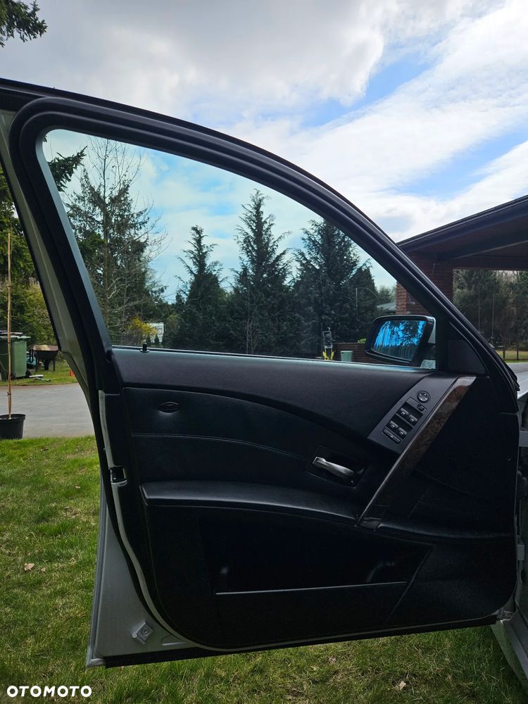 BMW Seria 5 525i Touring - 25