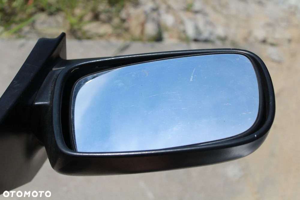 LUSTERKO LEWE YARIS I FRANCJA 3D MANUAL - 3