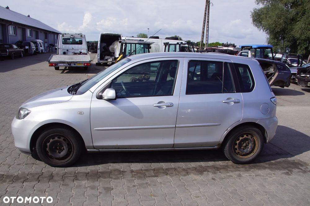 Auto na części - Mazda 2 DY Lift 1.4 CITD 67 KM F6JA 2N1R-7F096-AB 2006R Silnik Skrzynia Drzwi Szyba Lusterko Maska Klapa Lampa Zderzak Deska Kokpit Sterownik Moduł - 4