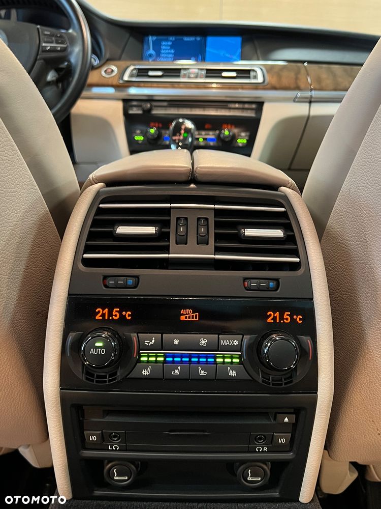 BMW Seria 7 750i L xDrive - 17