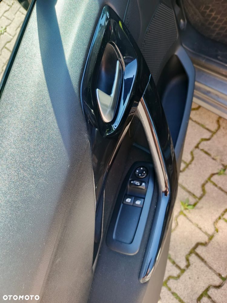Peugeot 208 - 14