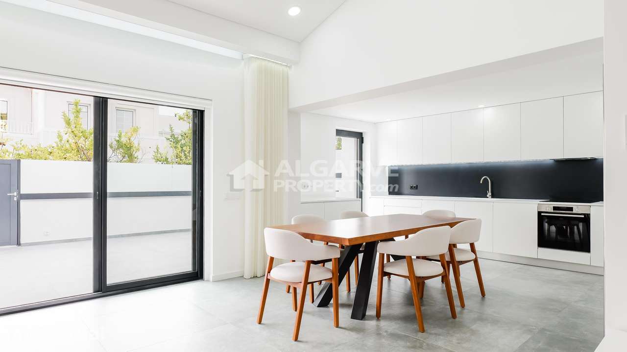 Moradia V3 totalmente remodelada junto ao Golfe Pinhal e perto da Mari - Grande imagem: 2/25