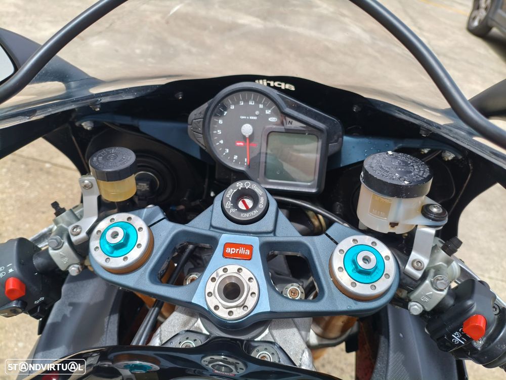 Aprilia RSV 1000R Factory - 4