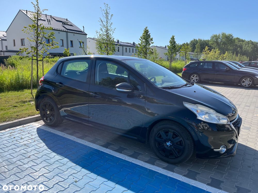 Peugeot 208 - 8