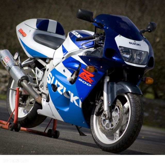 SUZUKI GSXR 600 750 SRAD owiewka osłona boczek zbiornik silnik zawieszenie set podnóżek swap siedzenie chłodnica regulator moduł przełącznik przekaźnik licznik wiązka tłumik czasza wypełnienie licznik gaźnik silnik stelaż moduł - 3