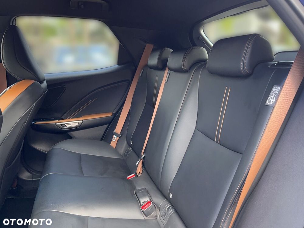 Lexus LBX - 6