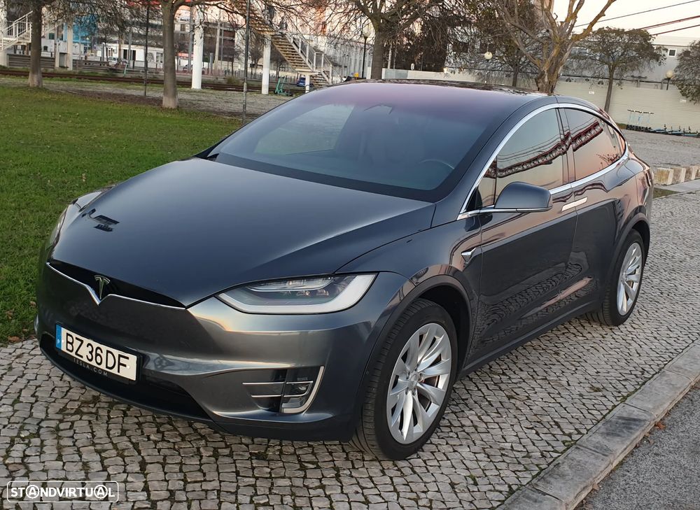 Tesla Model X - 10