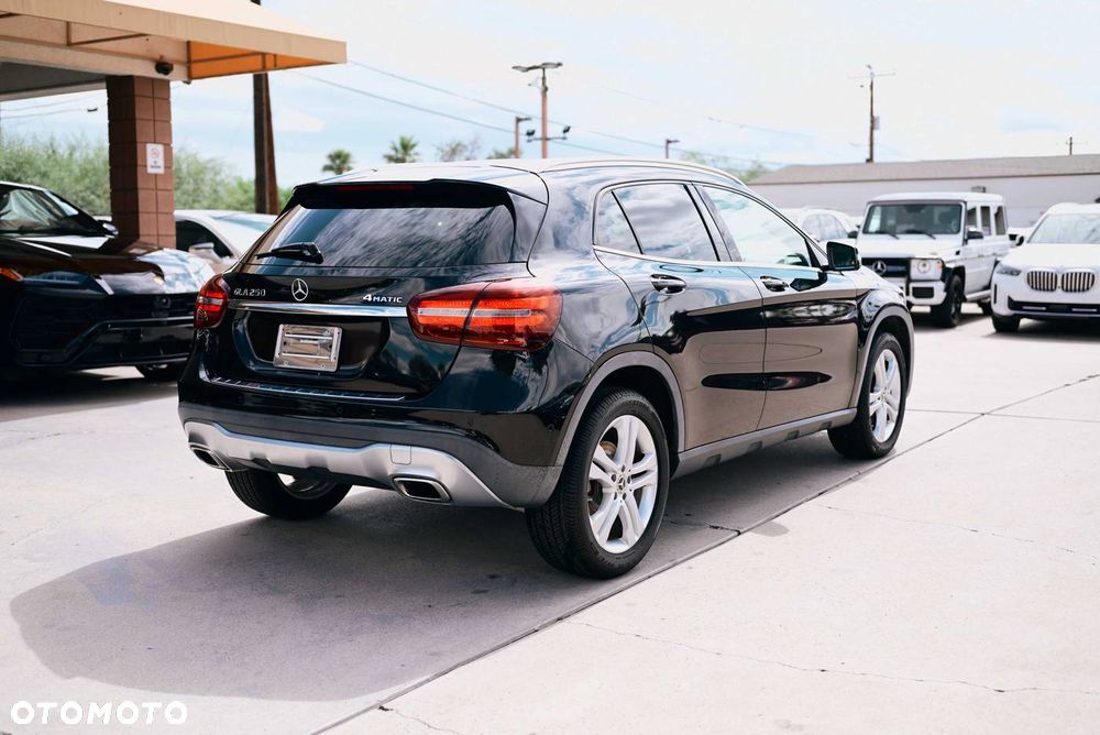 Mercedes-Benz GLA - 4