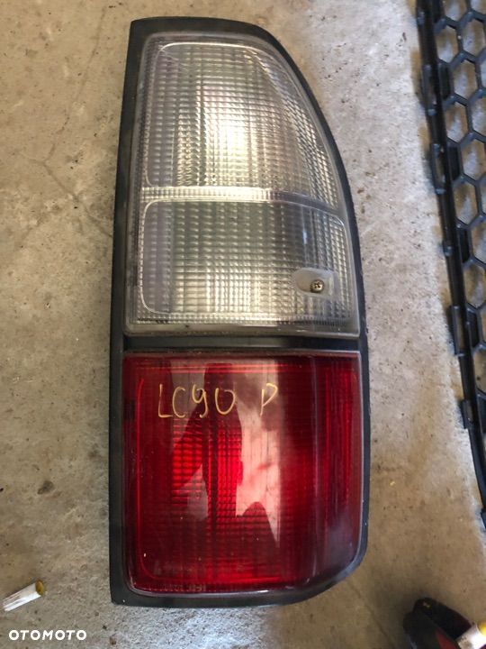 Lampa prawa tylna Toyota Land Cruiser 90 - 1