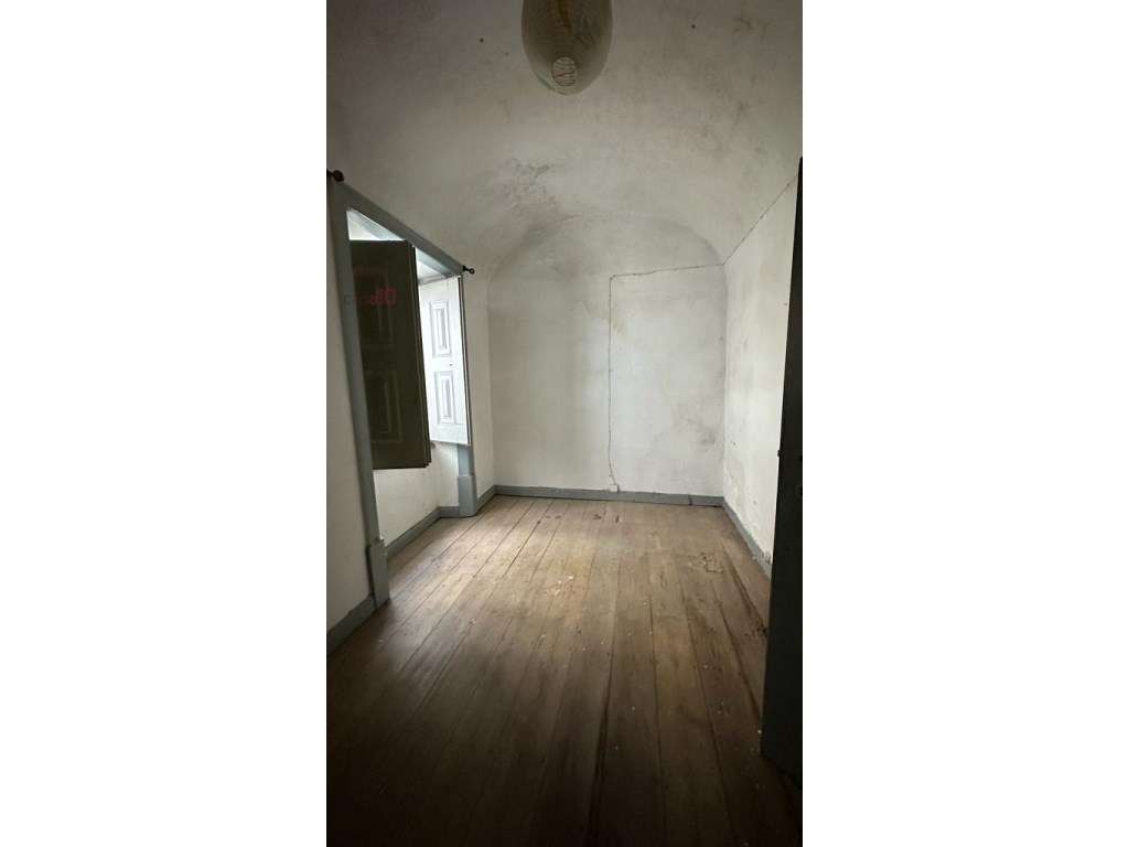 Vende-se Prédio para renovar junto à Praça do Giraldo em Évora - Grande imagem: 5/22