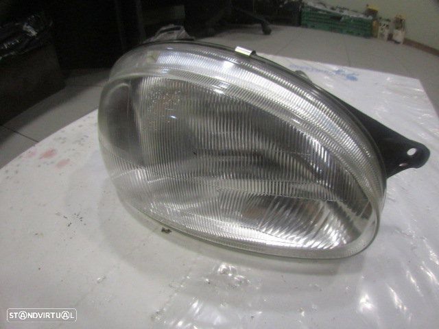 Farol Far1724 OPEL CORSA B 1999 1.0I 54CV 3P VERMELHO DRT H4 TYC - 2