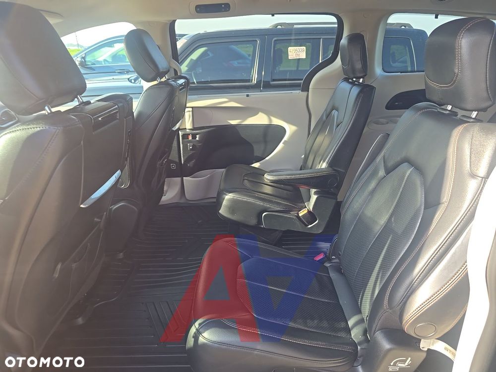 Chrysler Pacifica - 8