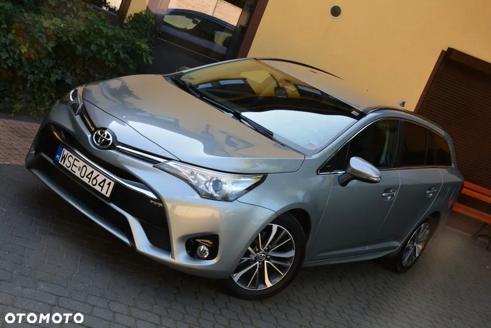Toyota Avensis 1.8 Premium - 18