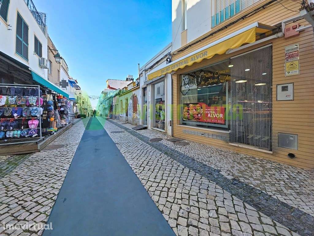 Loja no rés do chão e com Cave para Venda Centro de Alvor
Potencia... - Grande imagem: 3/23