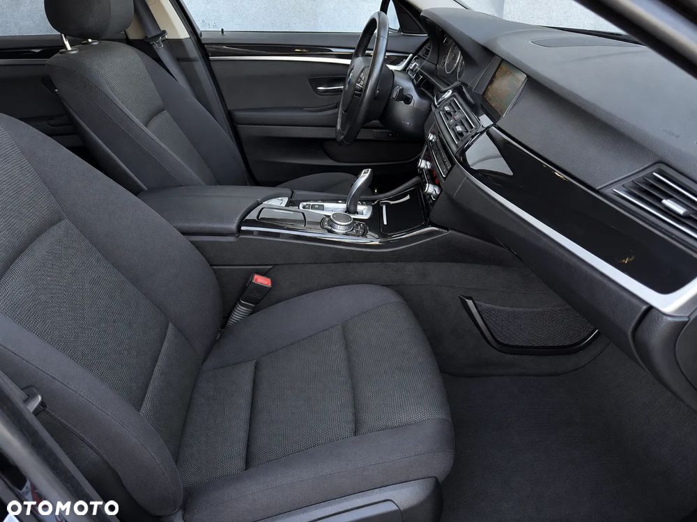 BMW Seria 5 525d xDrive - 22