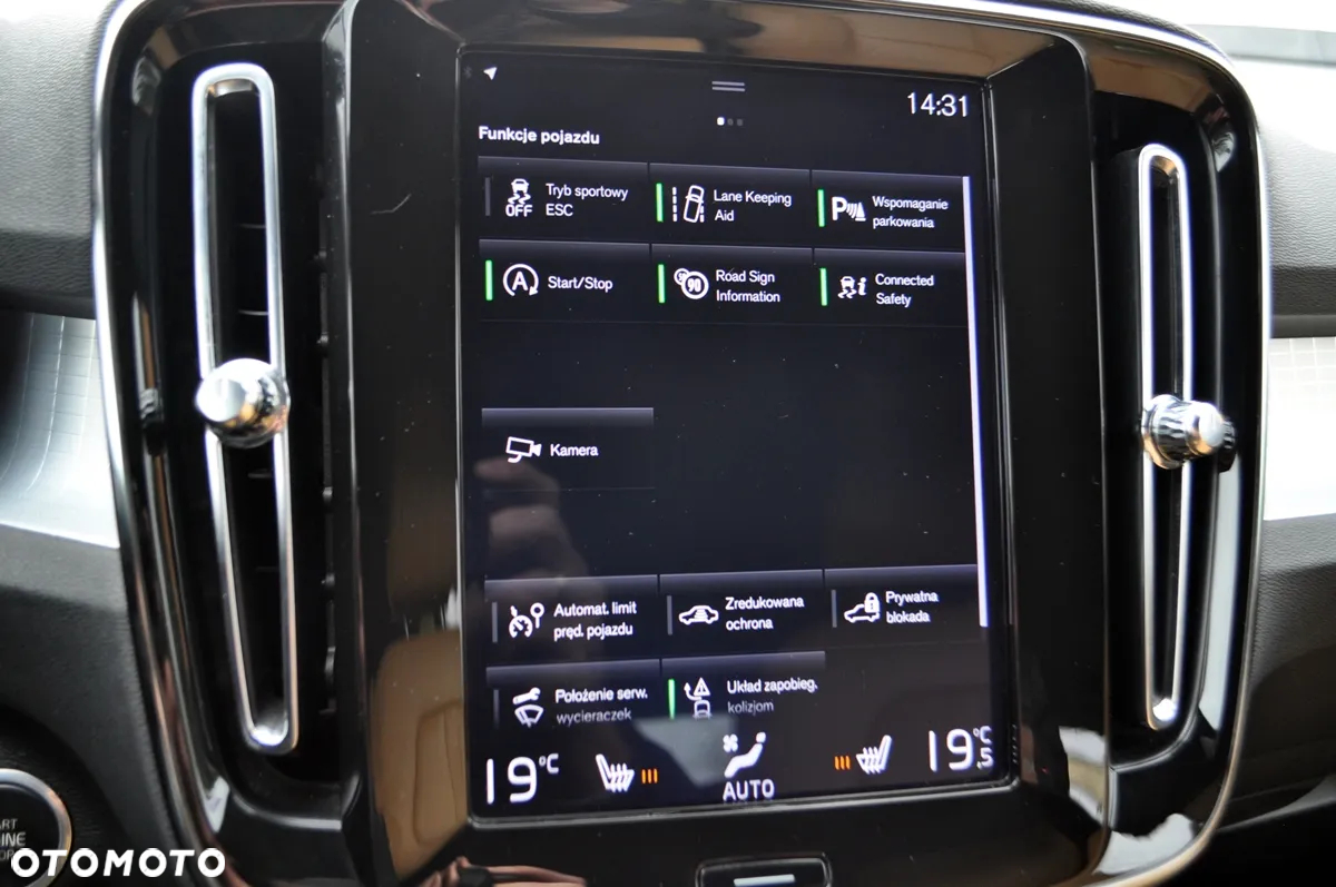 Volvo XC 40 T3 Momentum Pro - 24