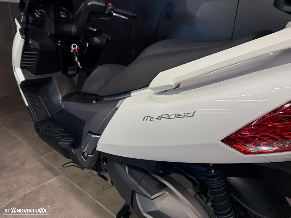 Kymco MyRoad 700i - 6