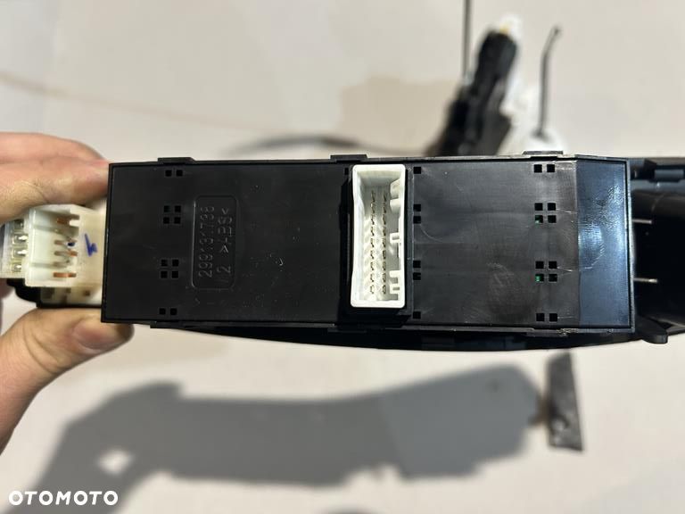 przełącznik szyb kierowca Hyundai i20 II 93570-C8121 - 7