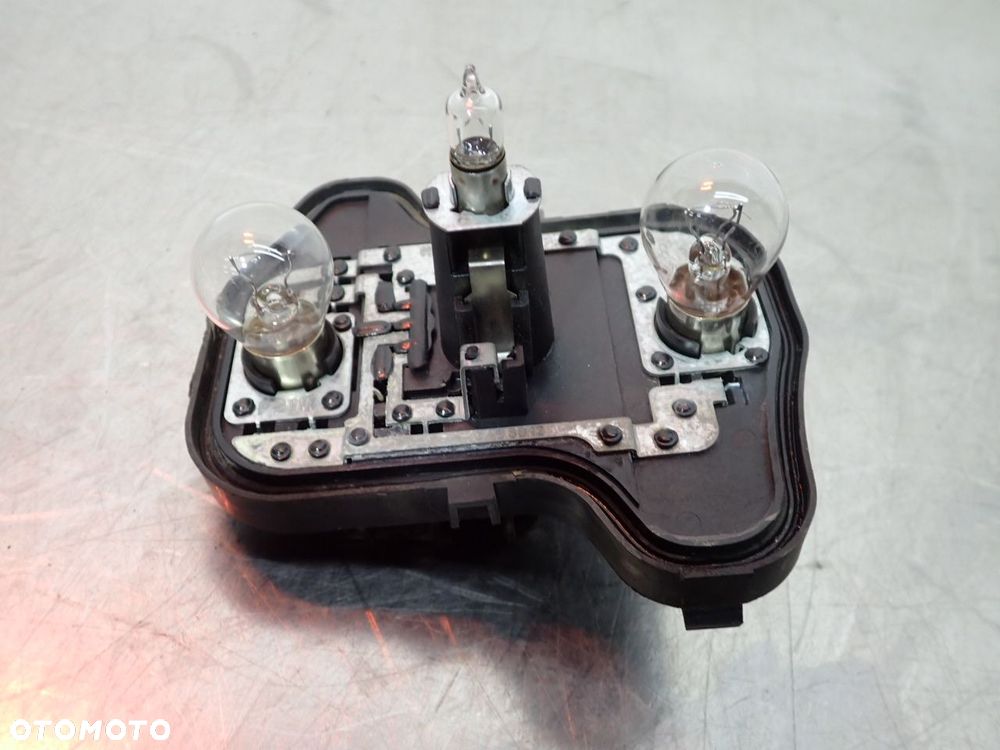 LAMPA PRAWA TYLNA VOLKSWAGEN GOLF V - 8