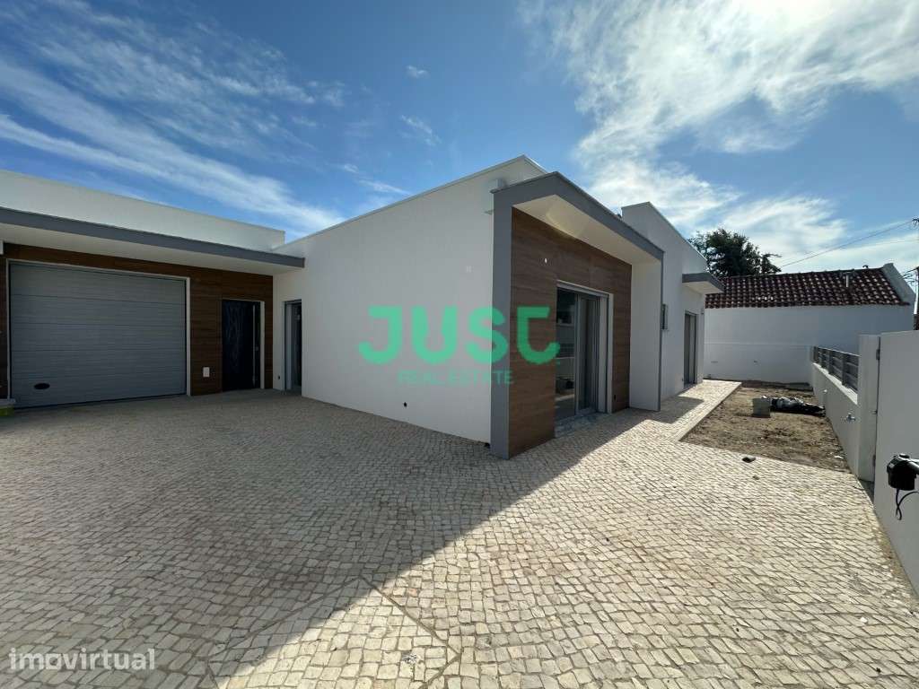 Moradia térrea, isolada, T4 com piscina e garagem em Azeitão. - Grande imagem: 2/27