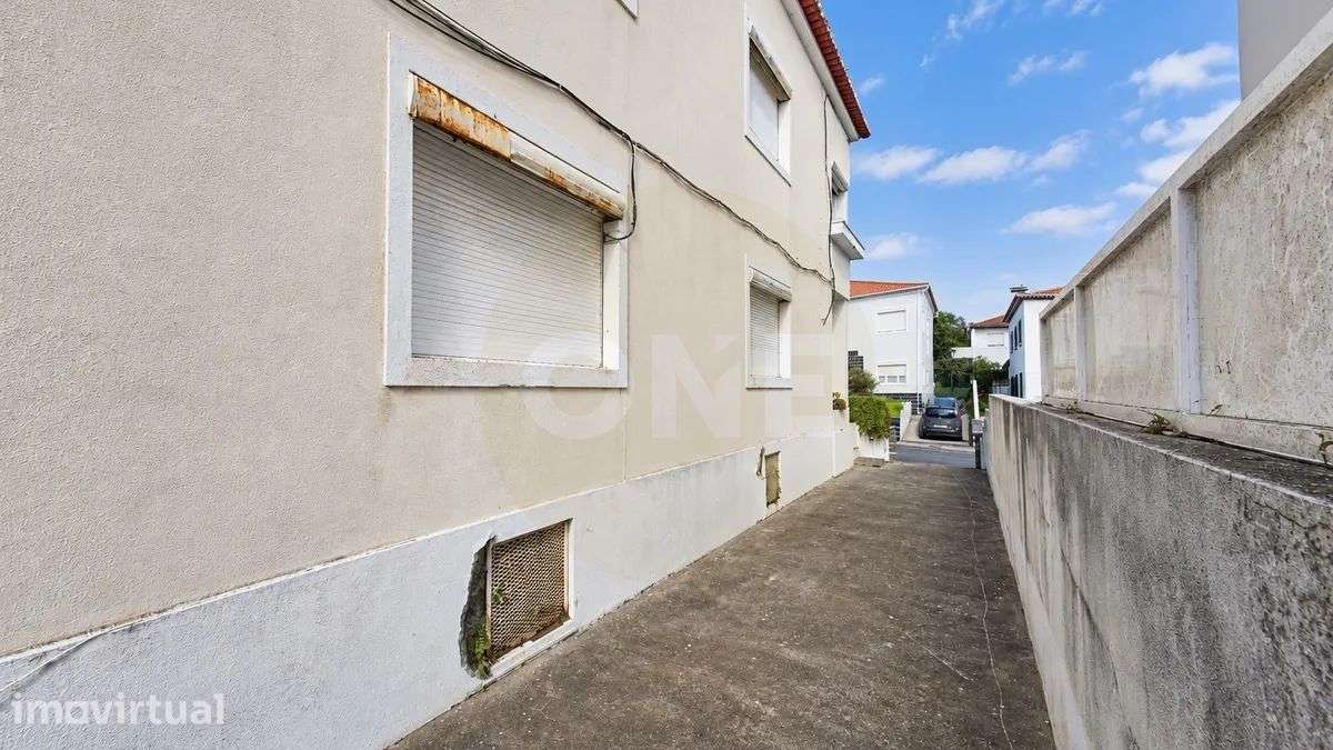 Moradia T3 com Jardim e Anexo-Espaço e Potencial no Coração da Cidade - Grande imagem: 4/38