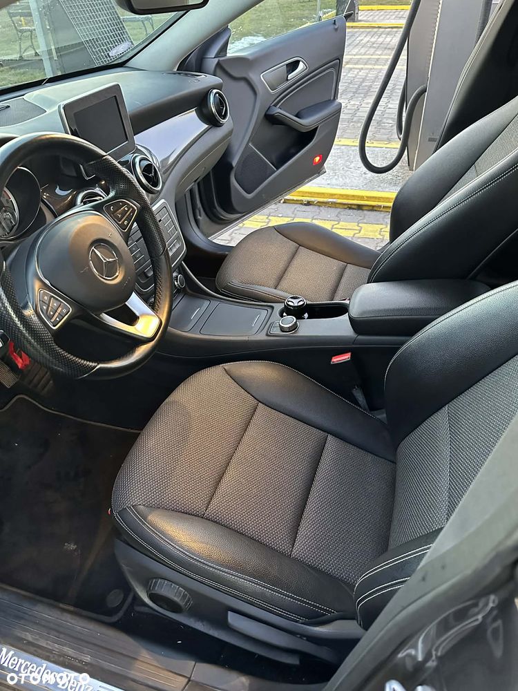 Mercedes-Benz CLA 180 7G-DCT UrbanStyle Edition - 7