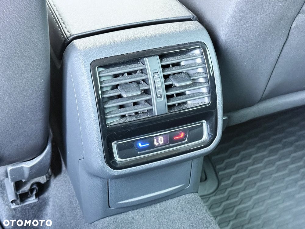 Volkswagen Passat Variant 2.0 TDI EVO Elegance DSG - 30