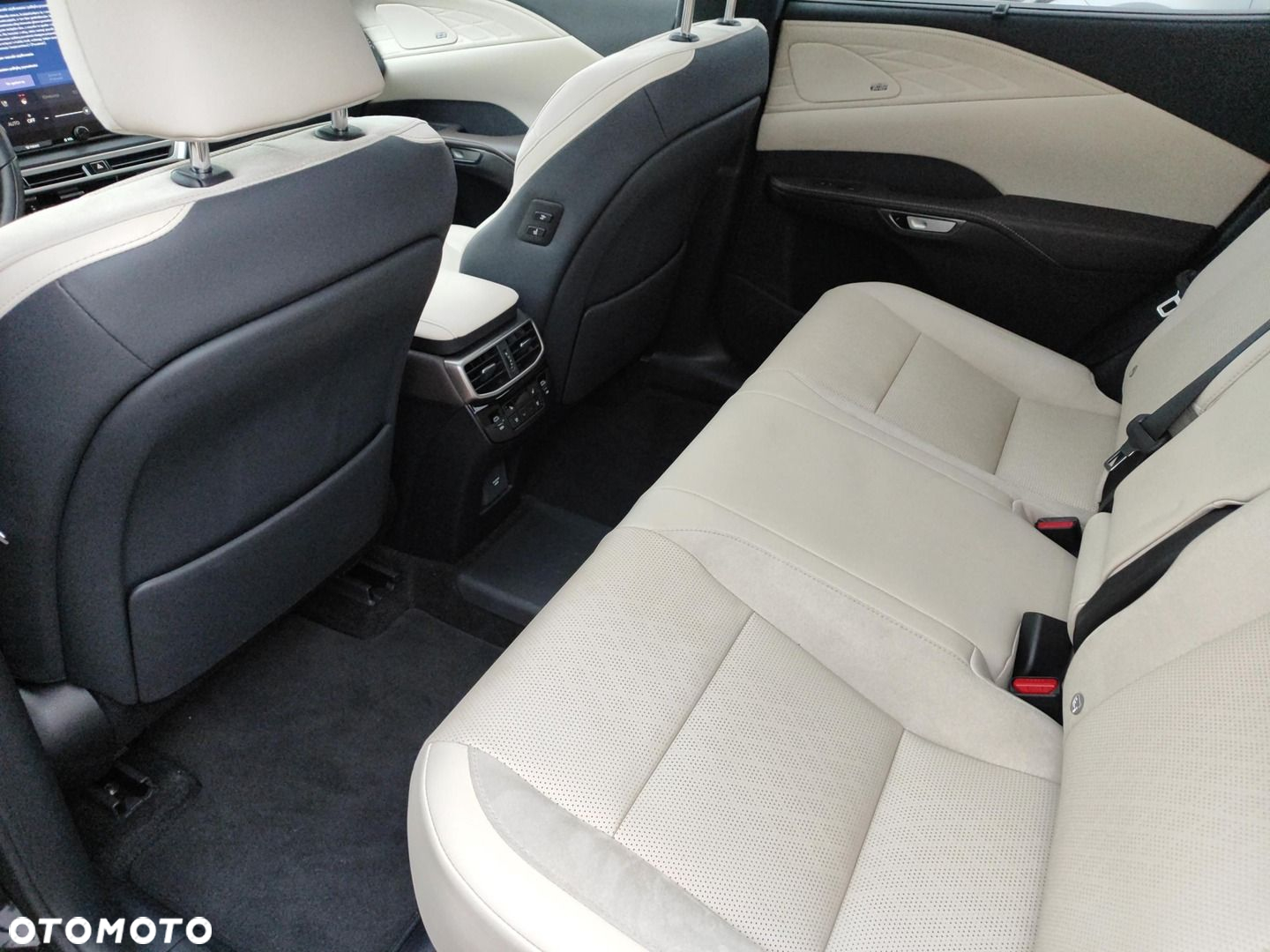 Lexus RX 450h+ Omotenashi - 14