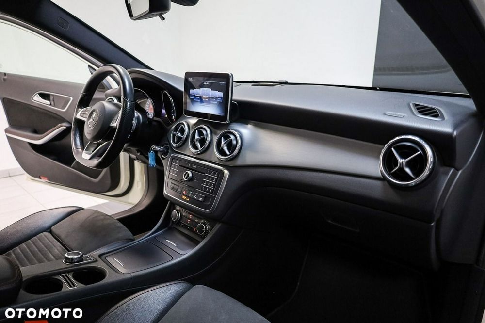 Mercedes-Benz GLA 200 7G-DCT AMG Line - 21