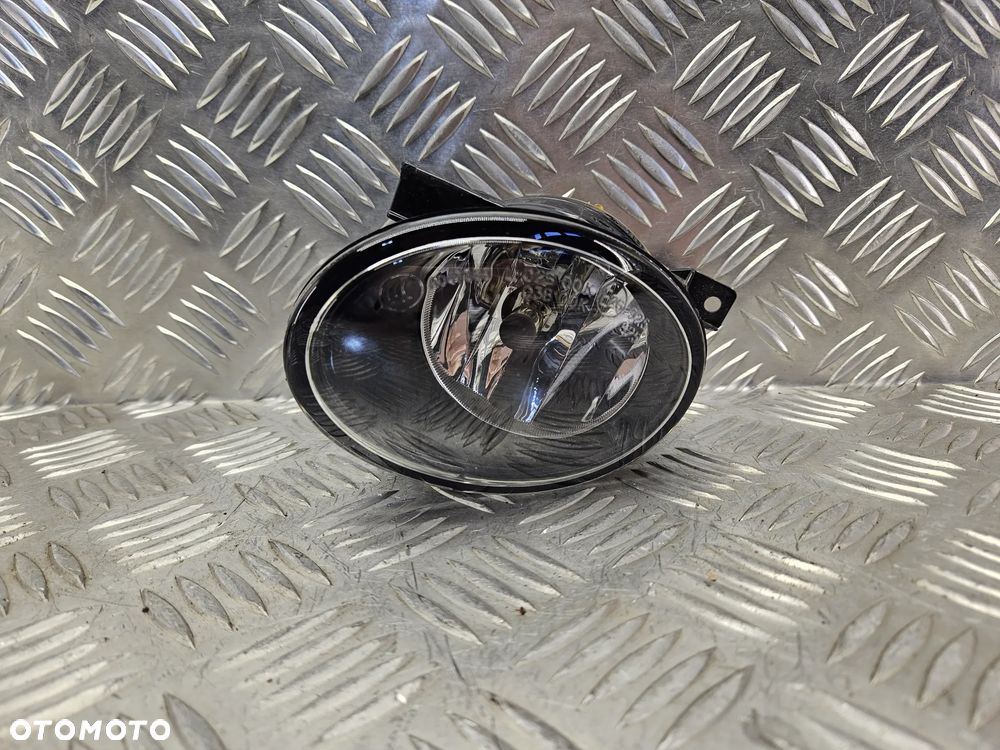 VW TOUAREG 7P  10-15R HALOGEN PRAWY - 7