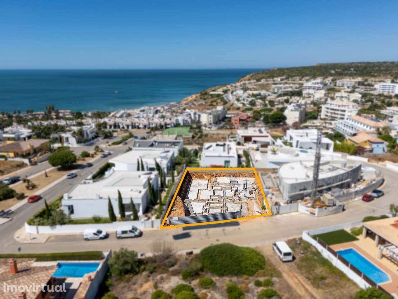 VENDE-SE LUXUOSA MORADIA EM CONSTRUÇÃO COM PISCINA E VISTA PARA O MAR - Grande imagem: 2/13