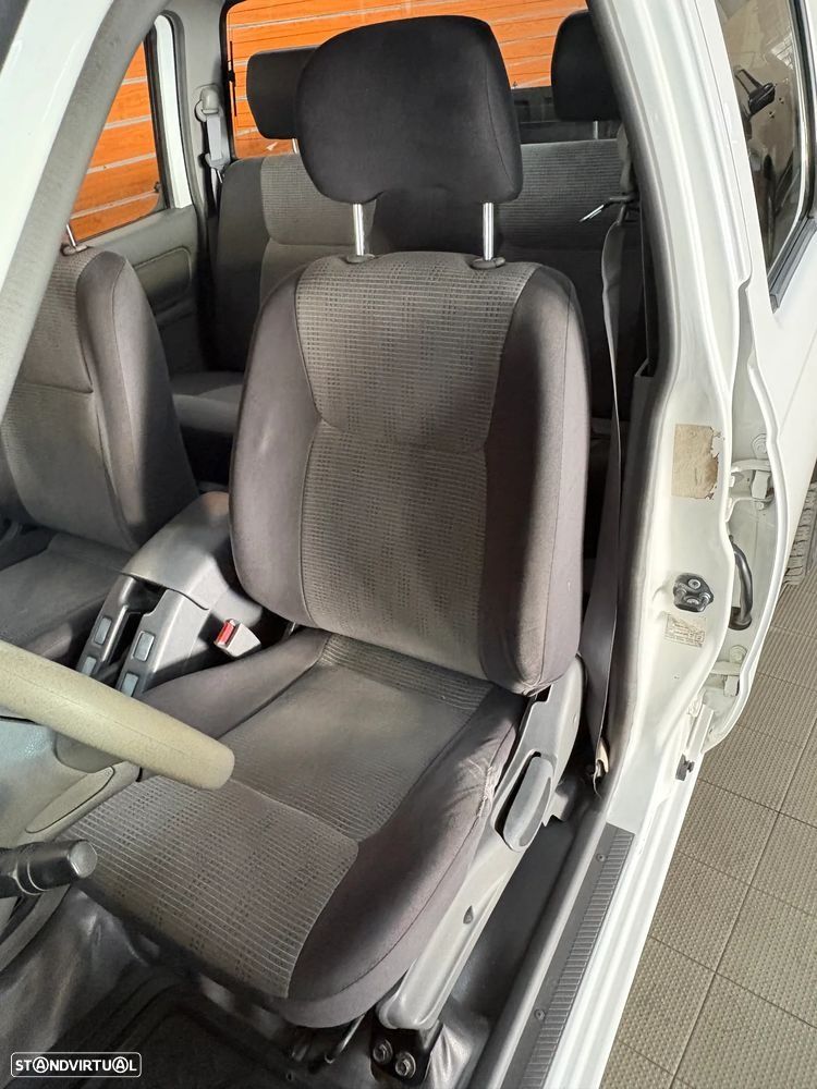 Nissan Pick Up - 12