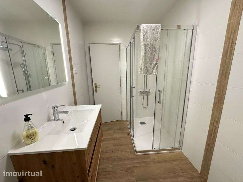 T4 com 144m² + Sótão 63m² + Quintal 25m² - Grande imagem: 4/8