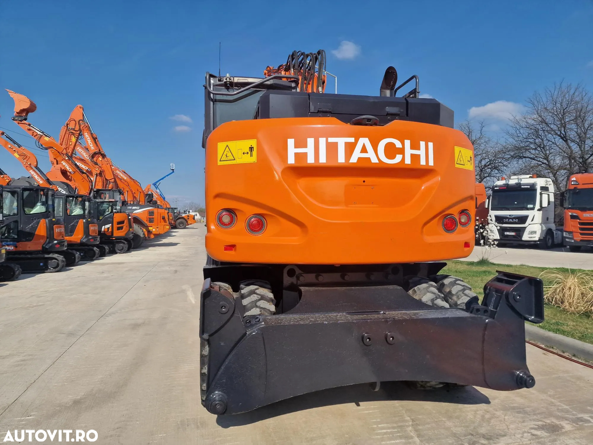 Hitachi EXCAVATOR PE ROTI, 3 brate excavare, LAMA+CALE, cupa NOUA 1,2m latime, Masa operationala 17,2t, Inst picon, A doua inst hidr, 2018, 2.993h, hidraulica HITACHI, anv noi, posibilitate leaisng 3 ani, PROMOTIE 99.900 EUR+Tva - 3