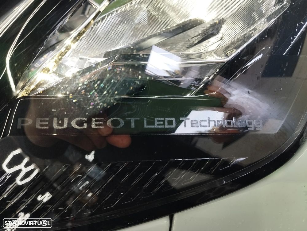 Peugeot 2008 1.2 PureTech Allure - 10