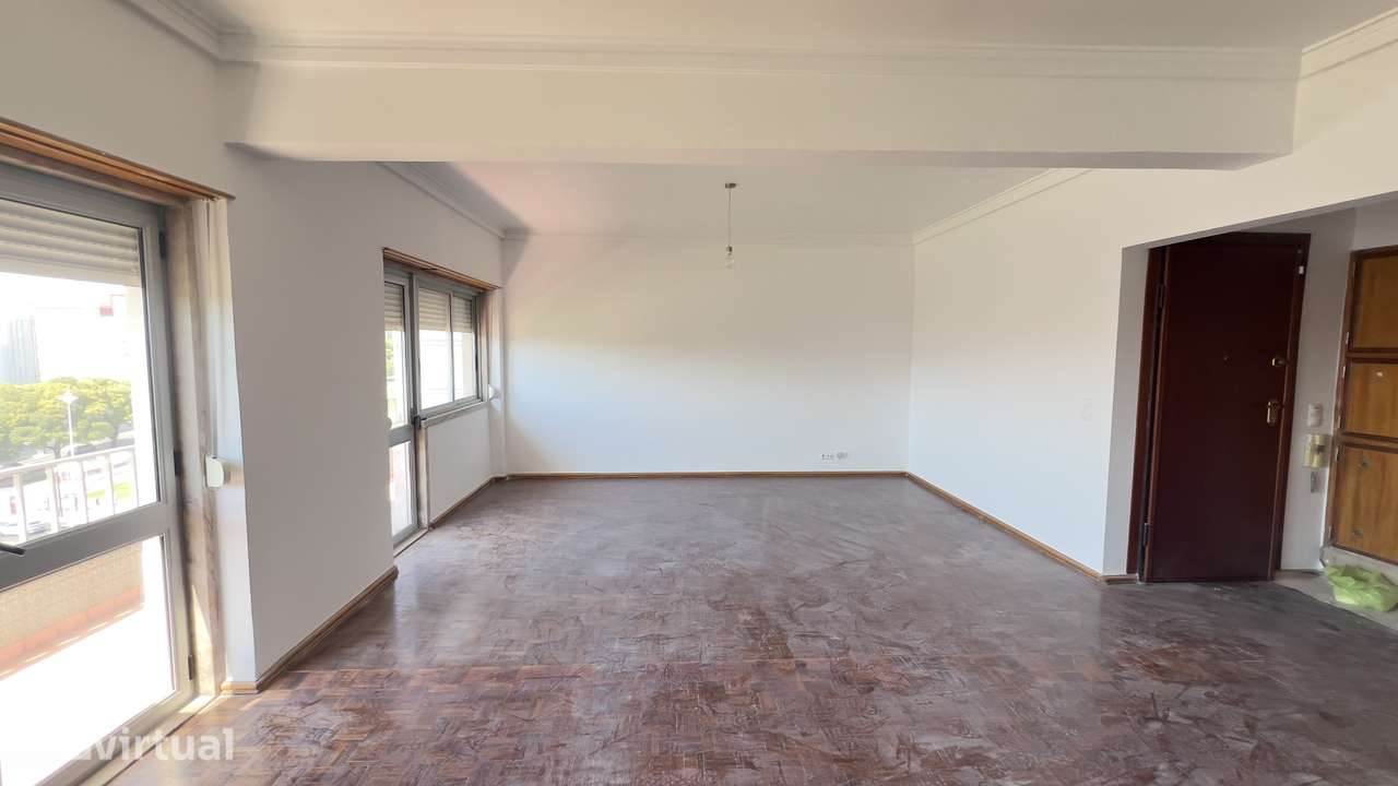 Apartamento T2 com 2 casas de banho e varanda - Grande imagem: 3/7