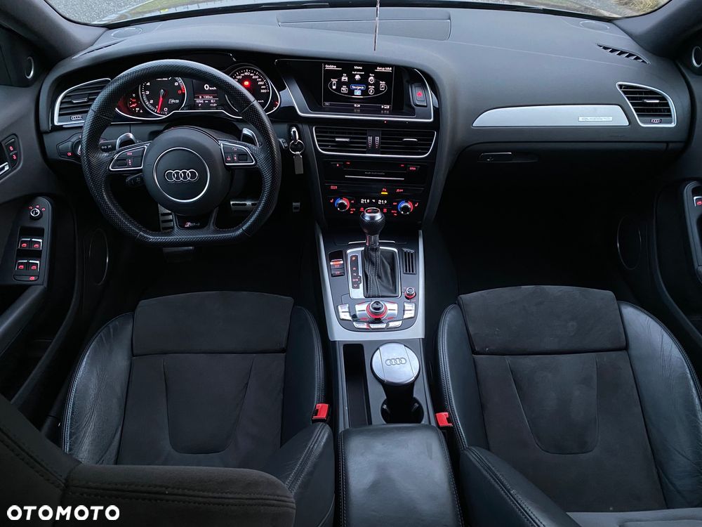 Audi RS4 Avant Standard - 26