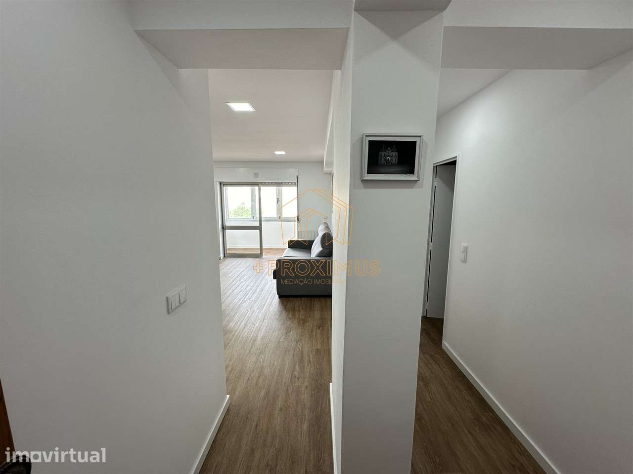 Apartamento T1 renovado na 1ª linha de mar - Buarcos - Grande imagem: 2/23