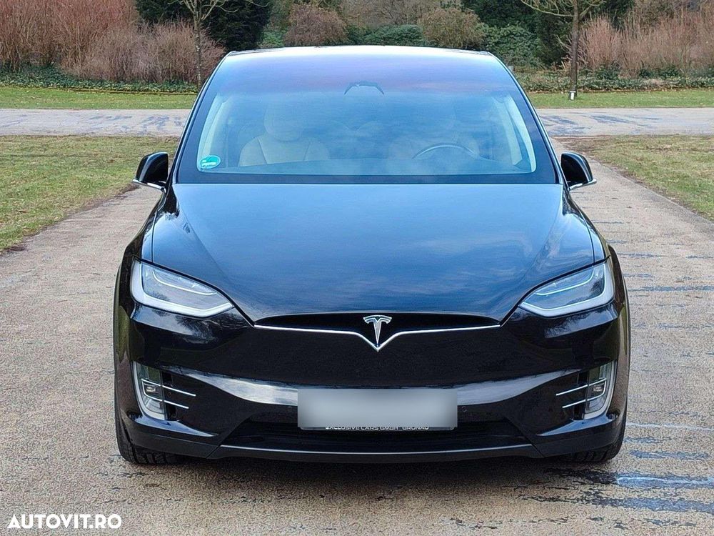 Tesla Model X - 10